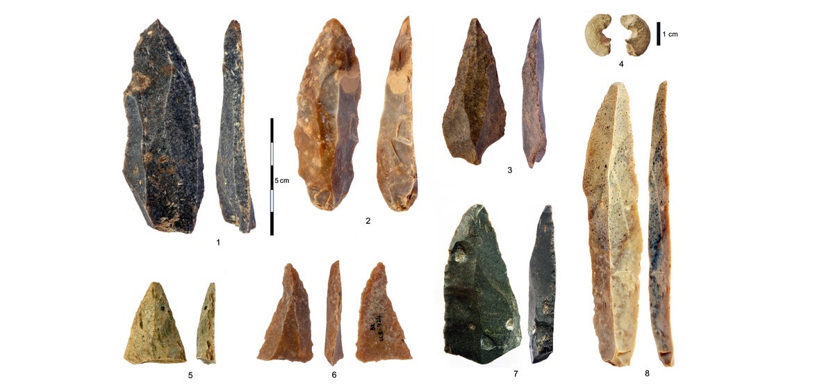 Kamienie poddane obróbce, znalezione w jaskini Baczo Kiro