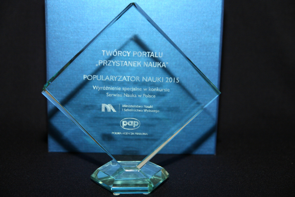Statuetka dla twórców "Przystanku Nauka" w konkursie Popularyzator Nauki 2015