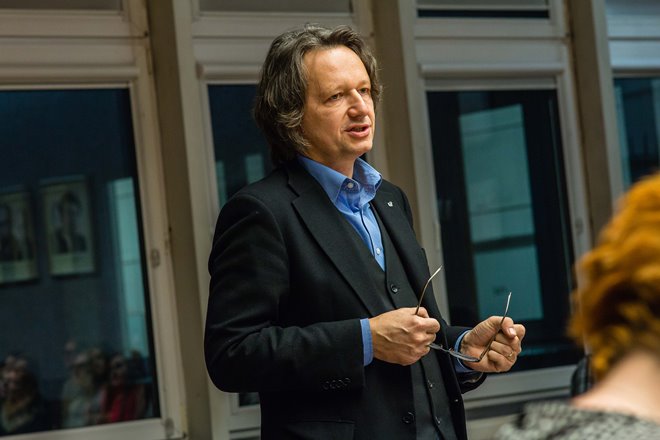 Wykład prof. Ryszarda Koziołka pt. „Krzywdzące słowa. Leczenie literaturą”