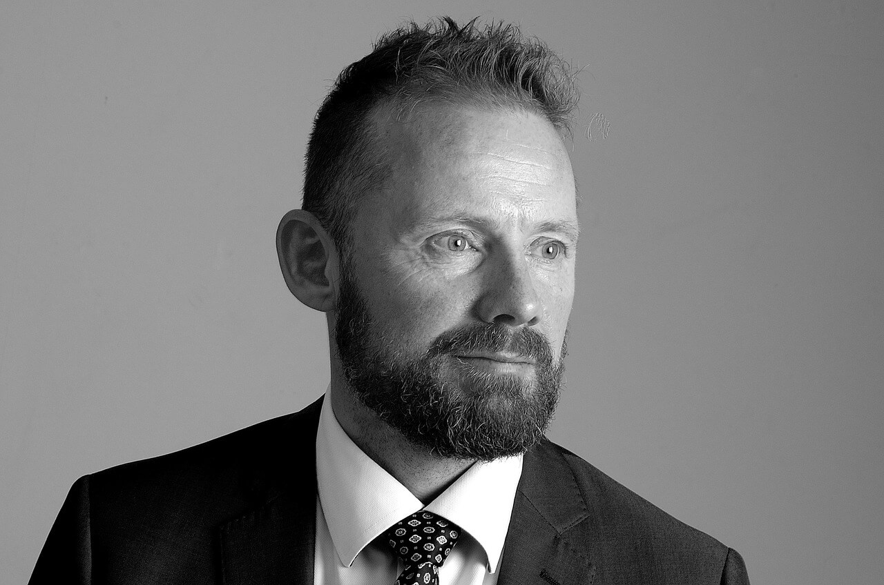 Męska broda wpływa na skuteczniejszą sprzedaż