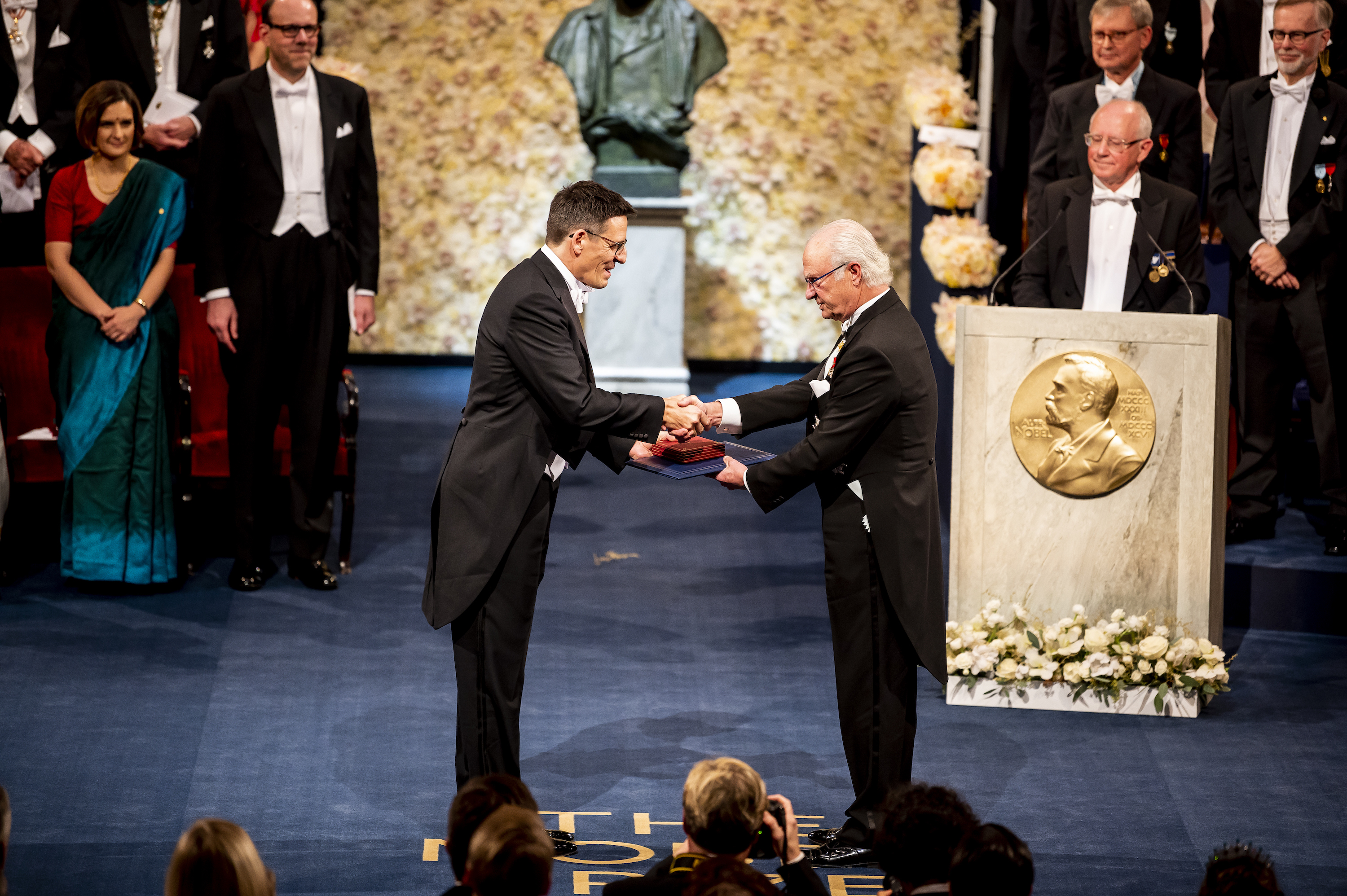 Didier Queloz otrzymujący Nagrodę Nobla w dziedzinie fizyki od Króla Szwecji Karola XVI Gustawa, Sztokholm 10 grudnia 2019. © Nobel Media. Photo: Nanaka Adachi