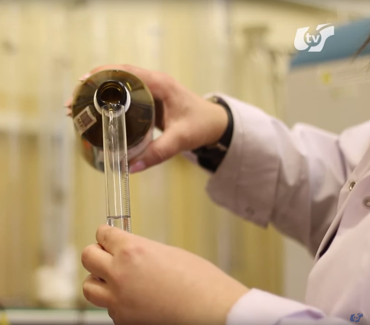 Naukowcy z Instytutu Chemii UŚ produkują środek dezynfekujący