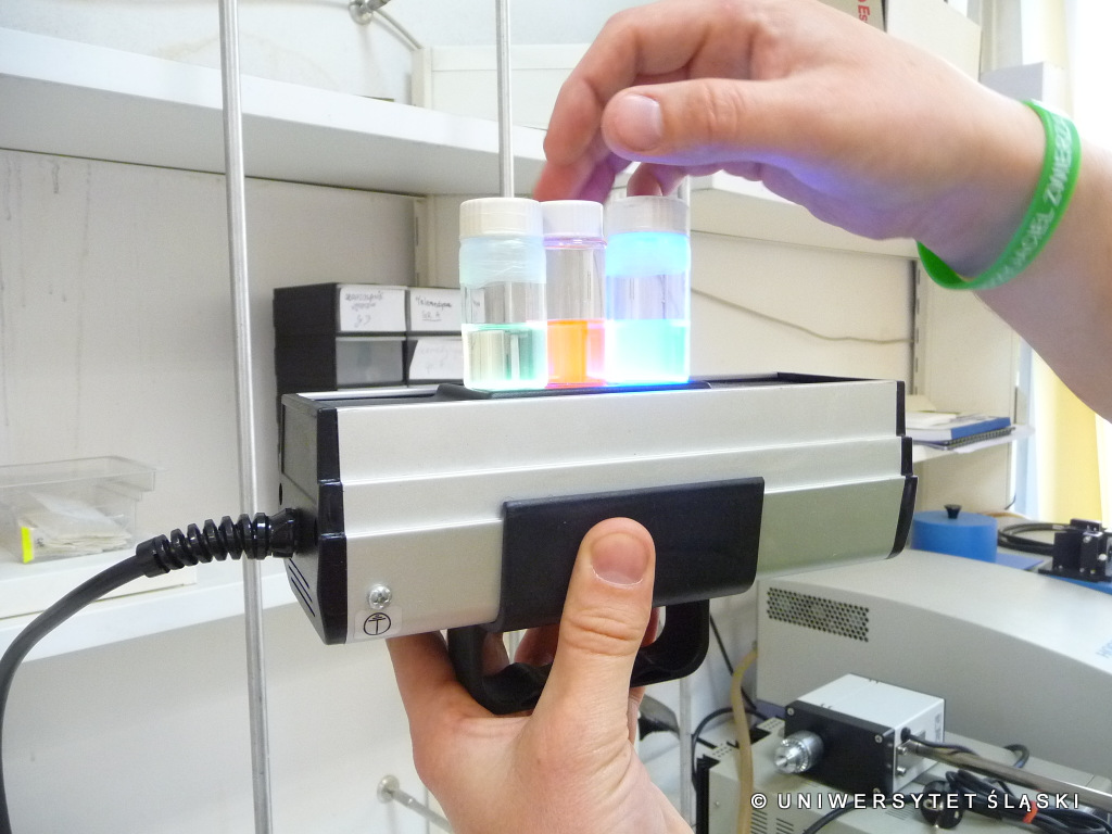 Obraz świecących polimerów pod wpływem działania promieni ultrafioletowych. Fot. Andrzej Swinarew