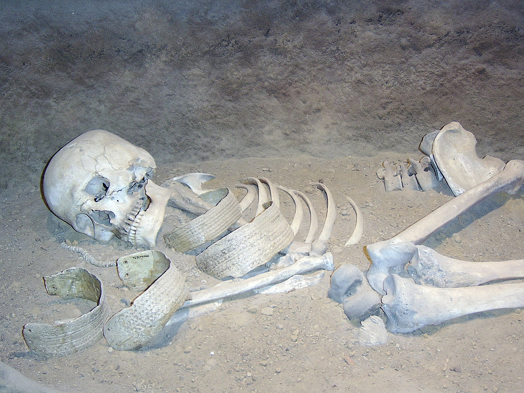 Co dzieje się z ludzkim ciałem po 100 latach w trumnie?