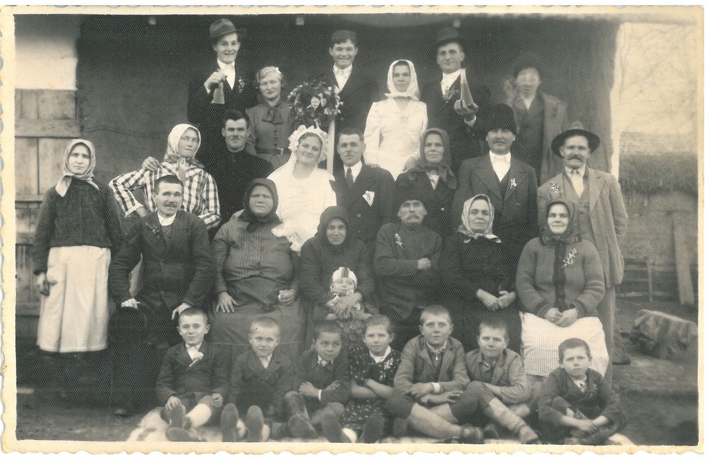 Fotografia weselna: Gustaw Šalbot i Hana Poljak wraz z rodziną Poljaków (Potisský Sv. Mikuláš, lata 30. XX wieku) | fot. archiwum prywatne G. Poljaka